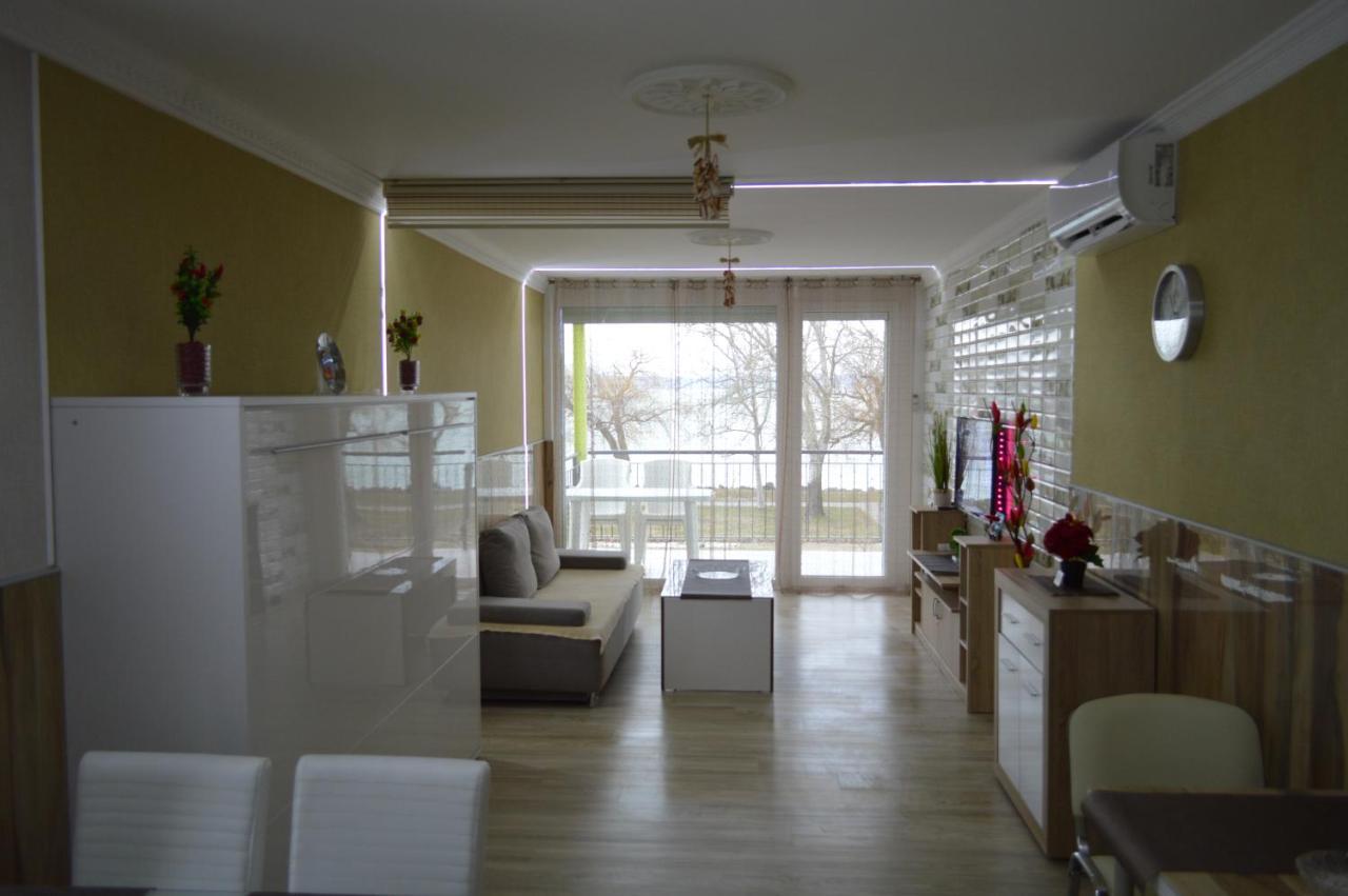 Siofok Ezuestpart Granada 2 Koezvetlen Vizparti Apartman Apartment Luaran gambar