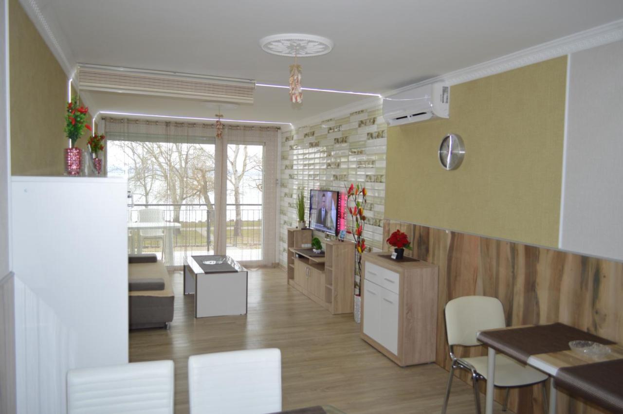 Siofok Ezuestpart Granada 2 Koezvetlen Vizparti Apartman Apartment Luaran gambar