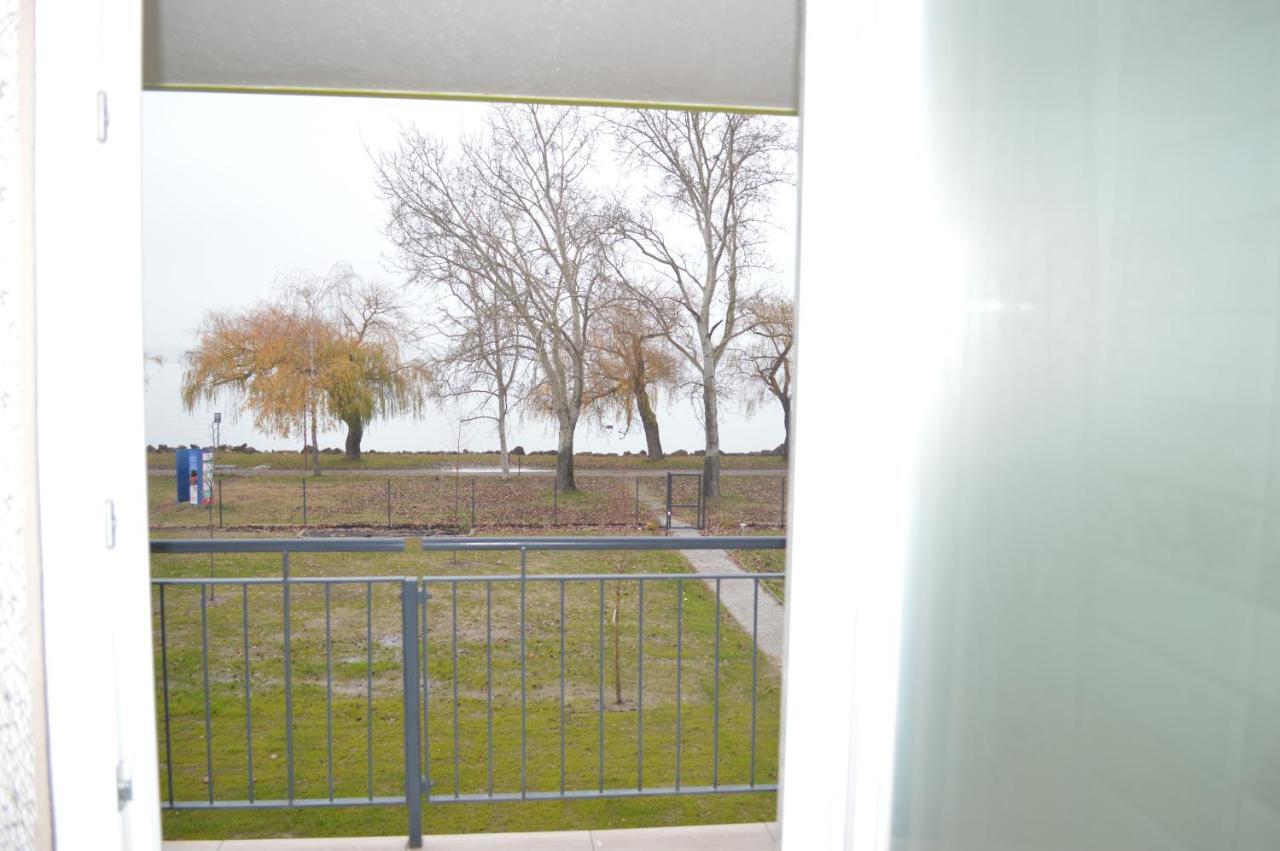 Siofok Ezuestpart Granada 2 Koezvetlen Vizparti Apartman Apartment Luaran gambar