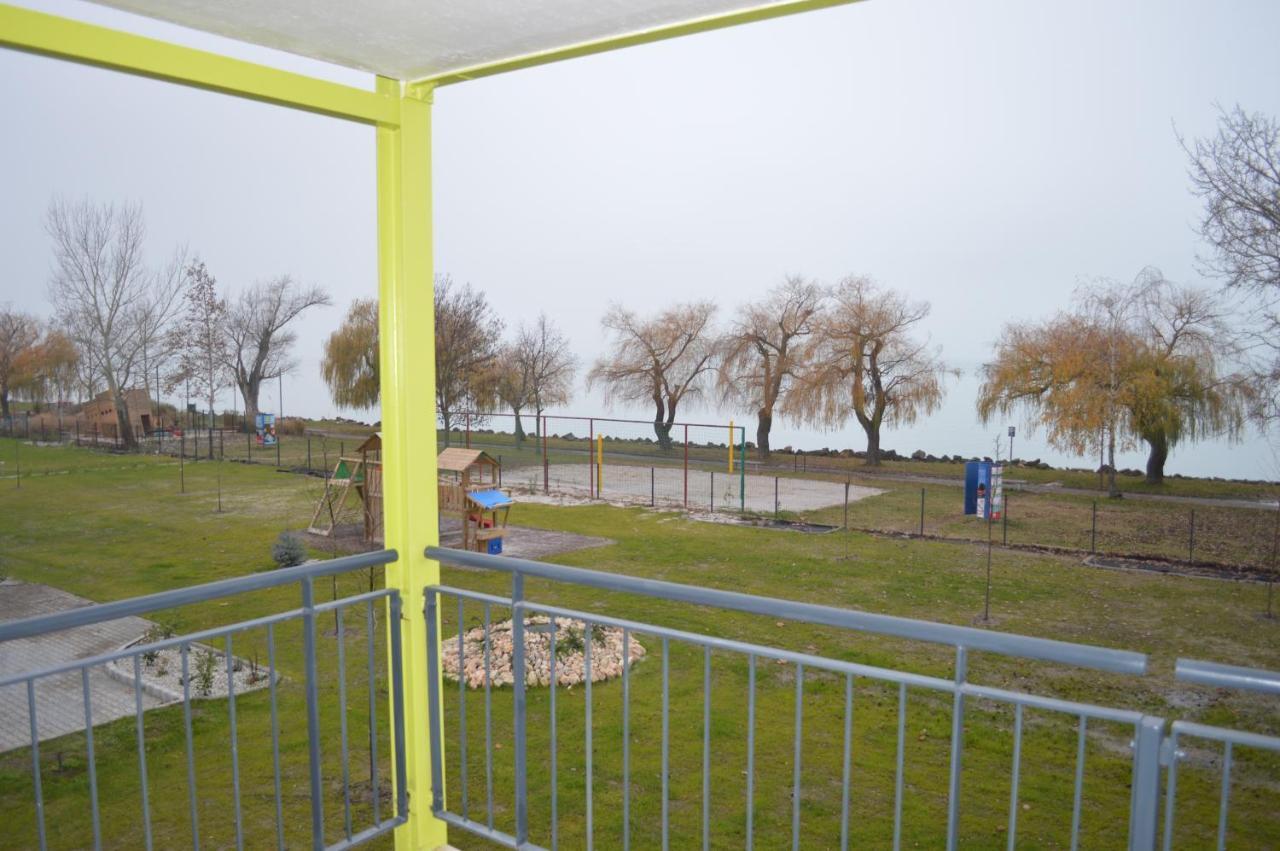 Siofok Ezuestpart Granada 2 Koezvetlen Vizparti Apartman Apartment Luaran gambar