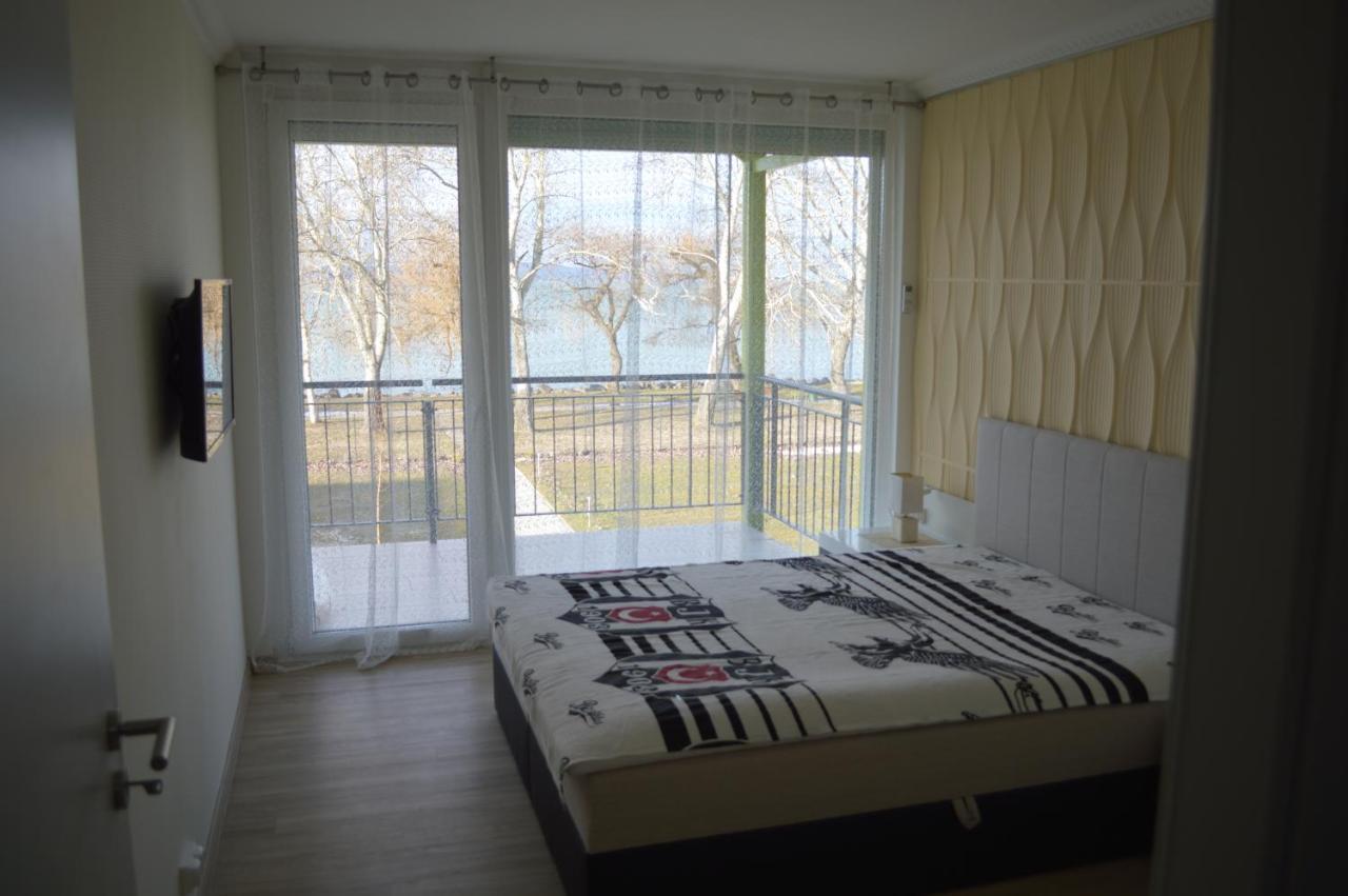 Siofok Ezuestpart Granada 2 Koezvetlen Vizparti Apartman Apartment Luaran gambar