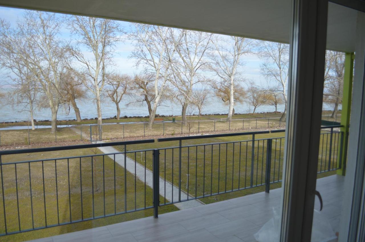 Siofok Ezuestpart Granada 2 Koezvetlen Vizparti Apartman Apartment Luaran gambar